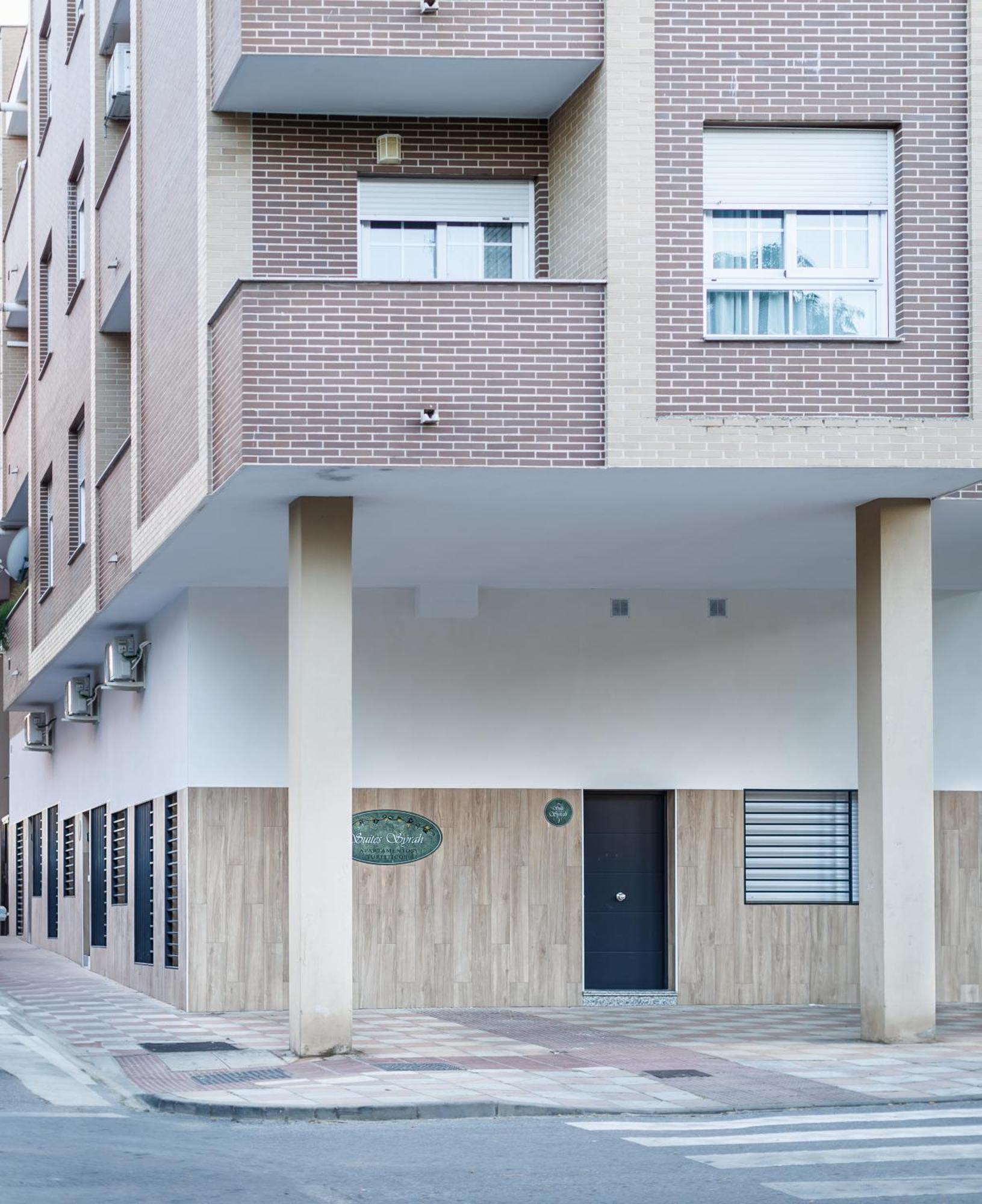 Apartamentos Luxury Suites Syrah Алмендралехо Екстериор снимка